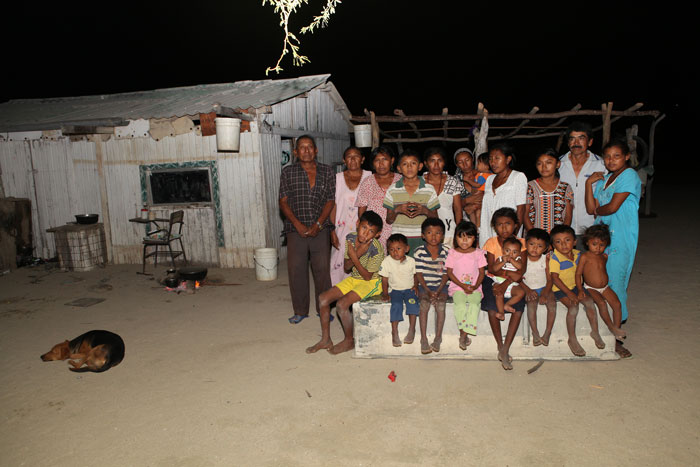 Foto de la Familia Carrizal en la Guajira por Jesús Abad Colorado